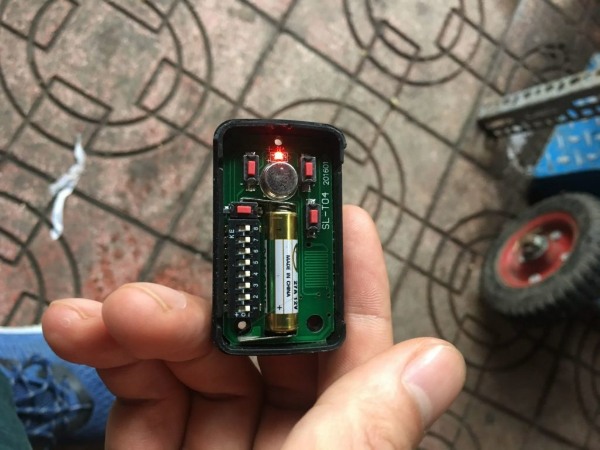 thay bộ điều khiển cửa cuốn